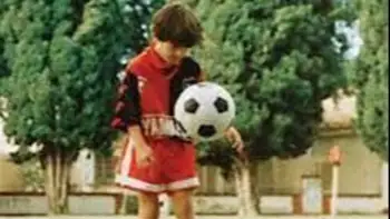 Ni&ntilde;o con bal&oacute;n de f&uacute;tbol, evocando la historia de Lionel Messi