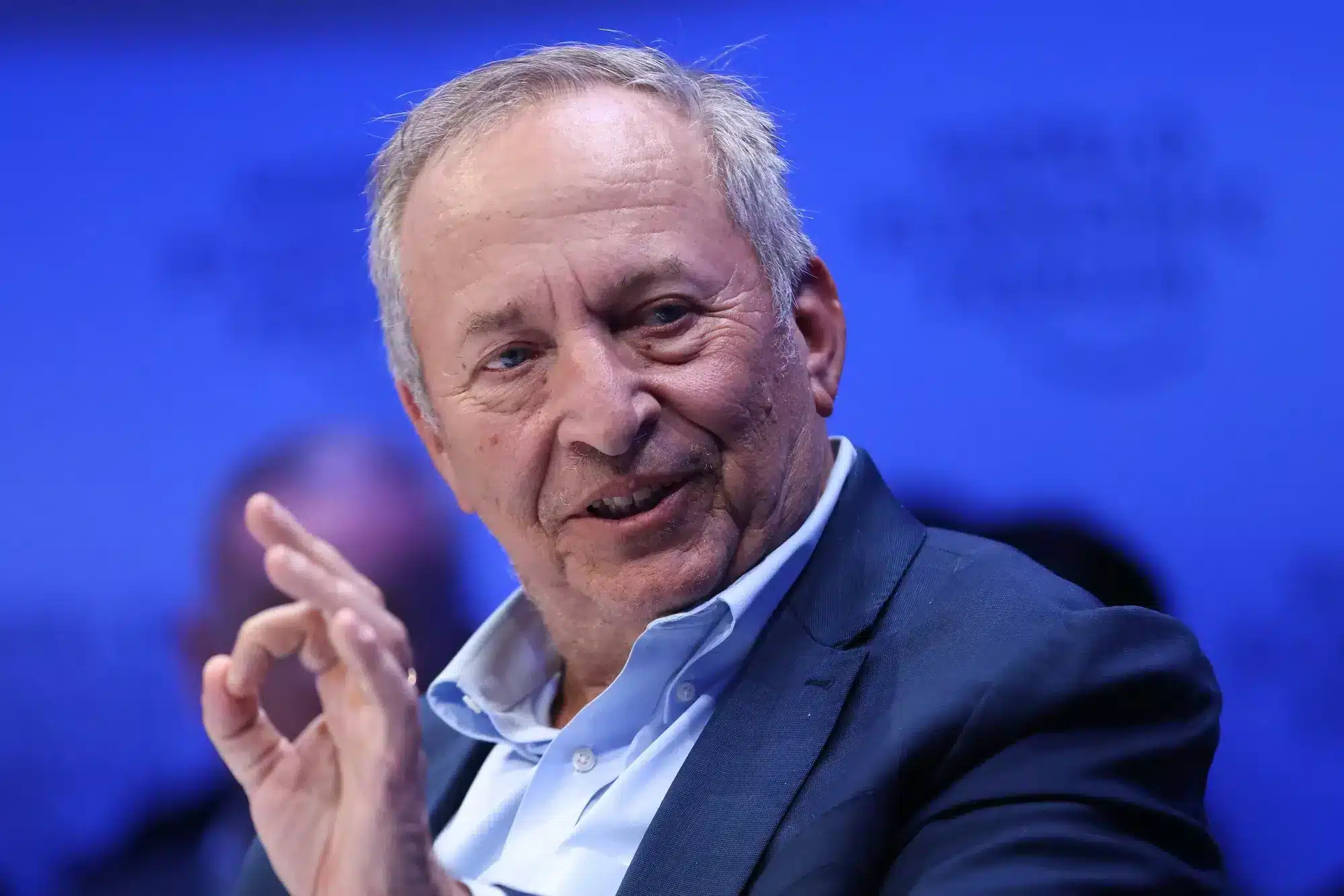 Larry Summers hablando en un entorno formal