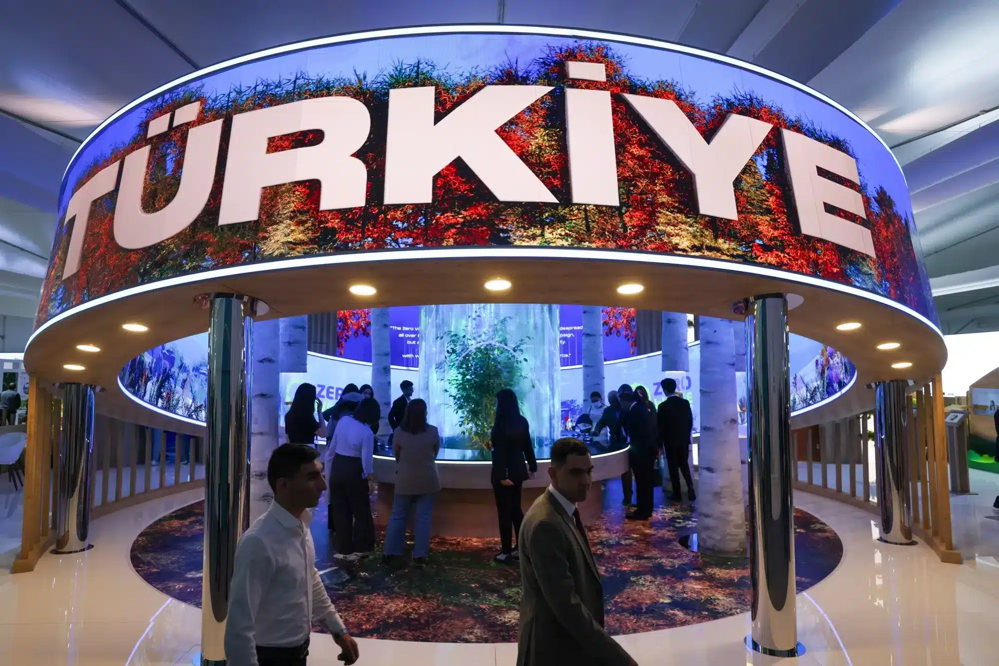 Stand de exhibición de Turquía en evento climático con enfoque en sostenibilidad