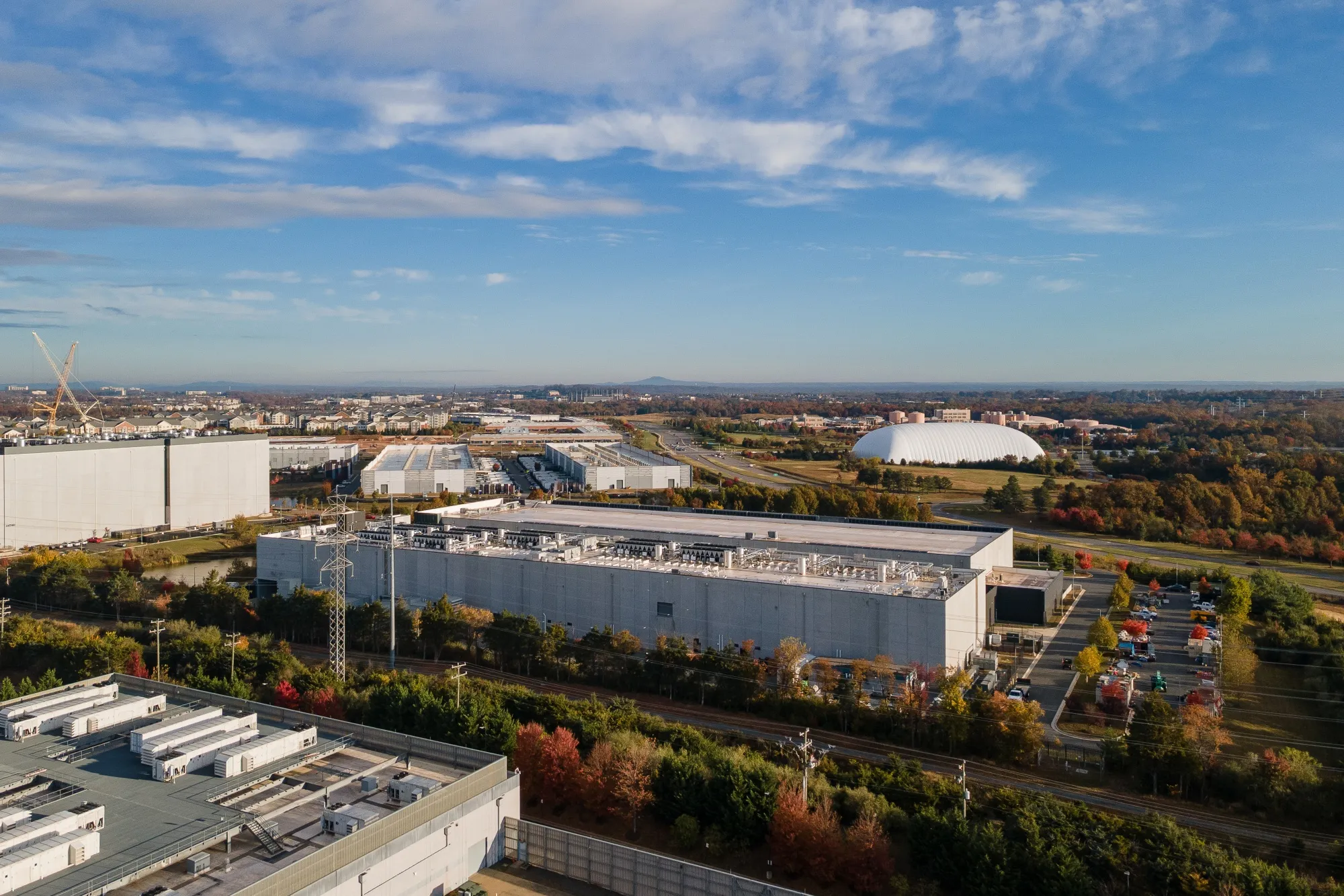 Estructuras industriales y gr&uacute;as en construcci&oacute;n de centros de datos