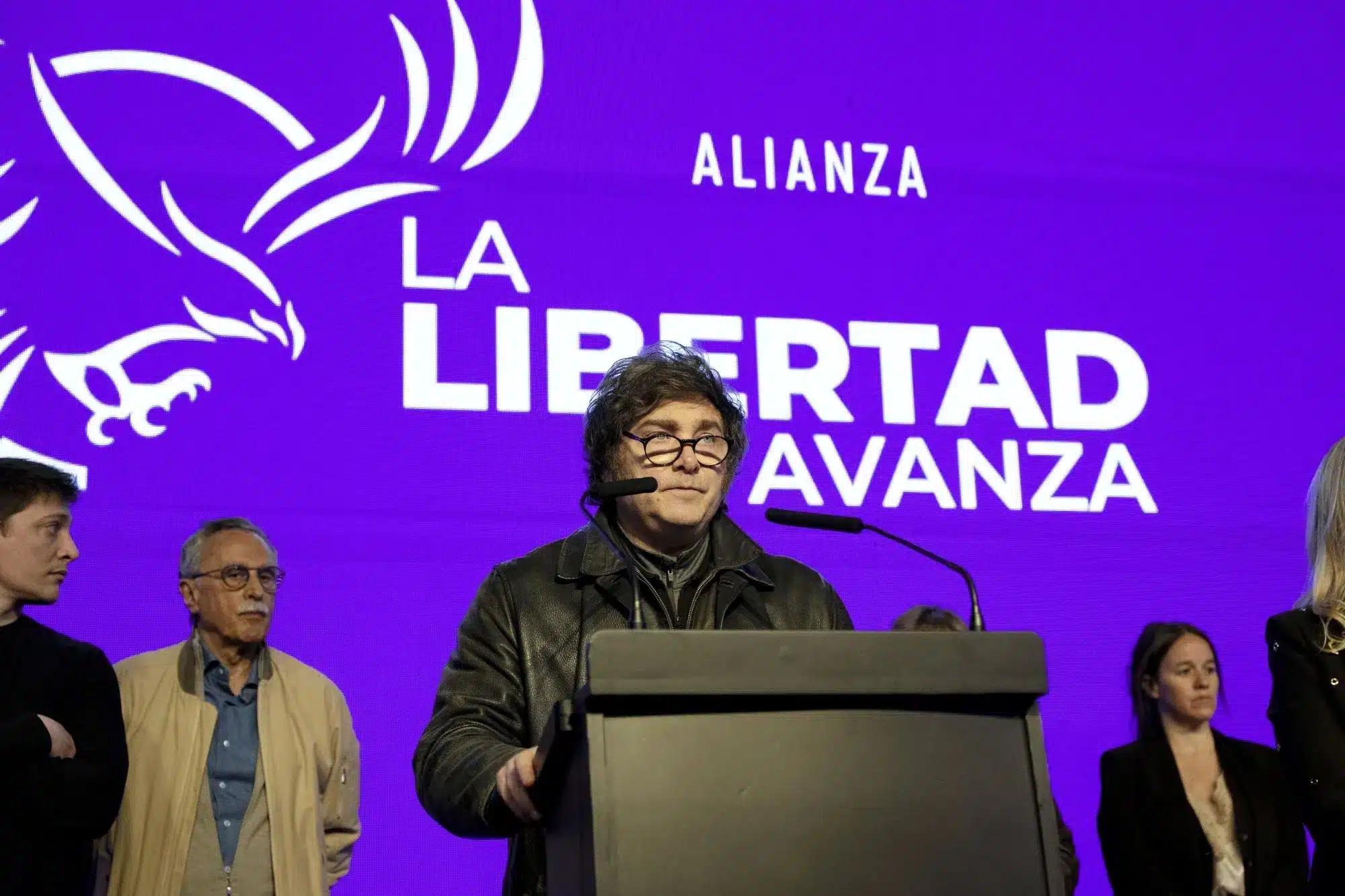 Evento pol&iacute;tico de Alianza La Libertad Avanza con orador en podio