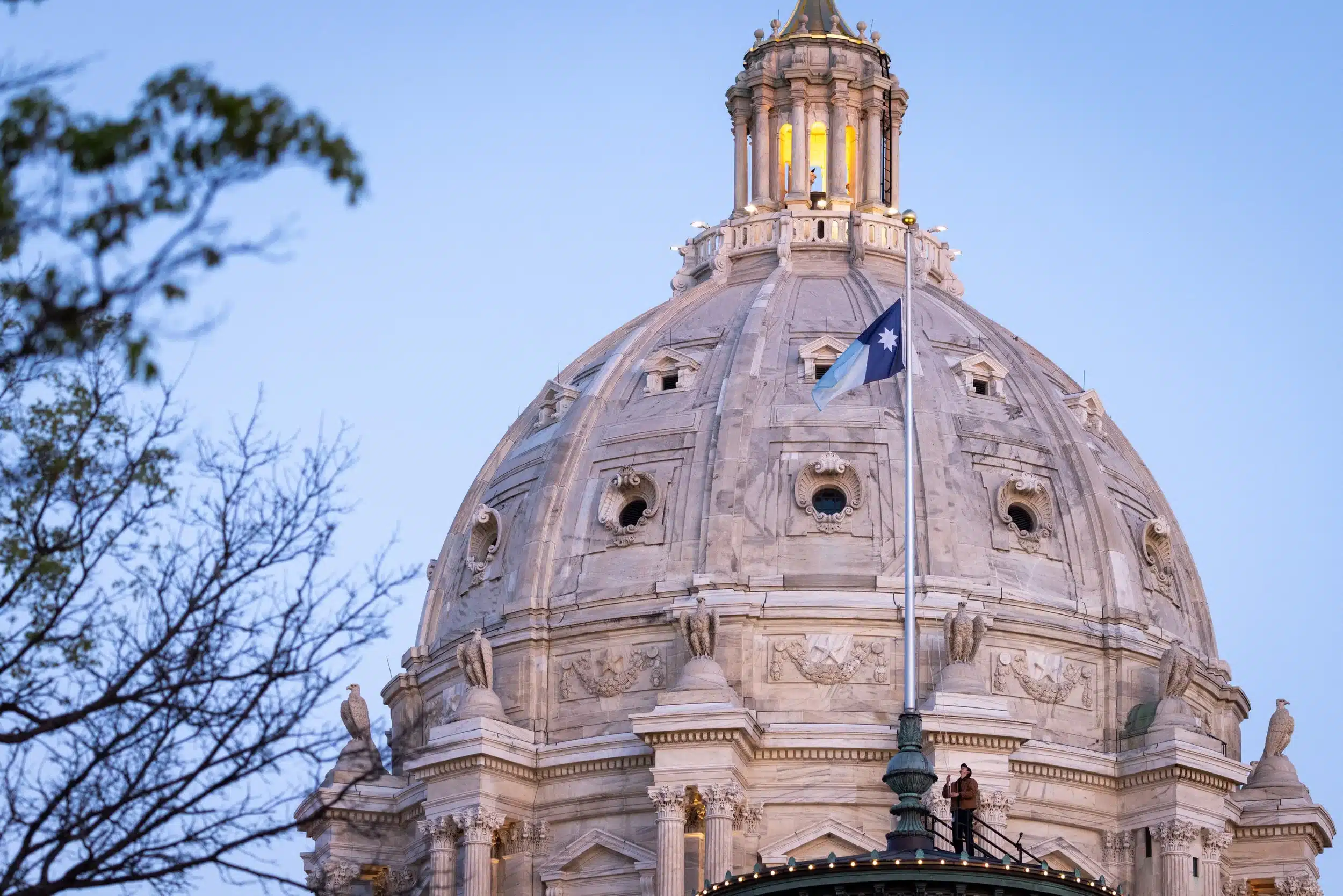 Cúpula del Capitolio de Minnesota con bandera al atardecer