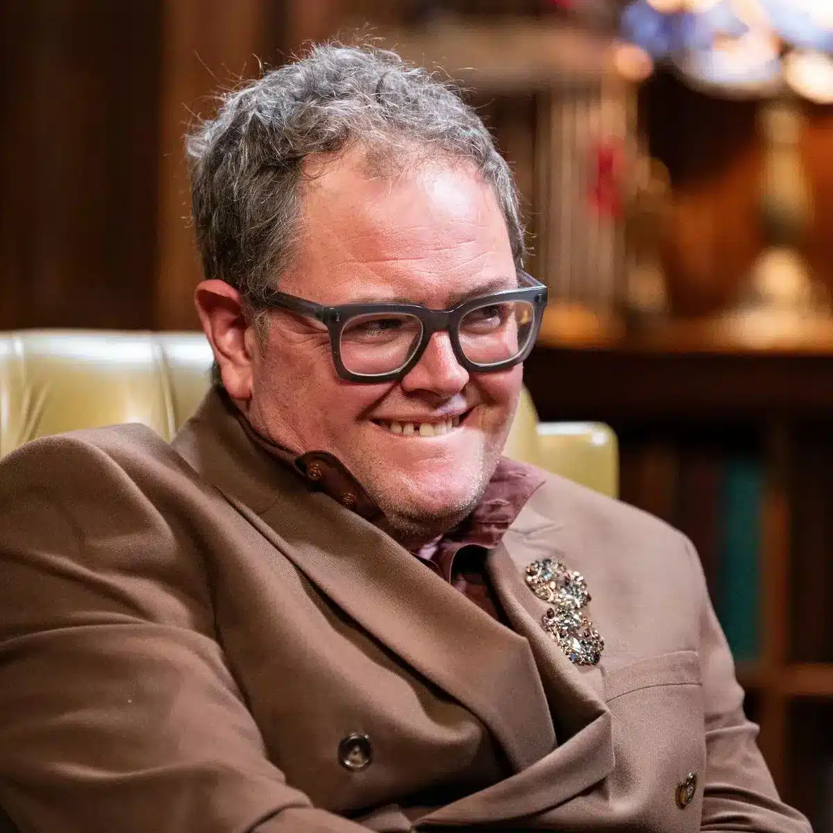 Alberto Fernández en set de televisión durante entrevista