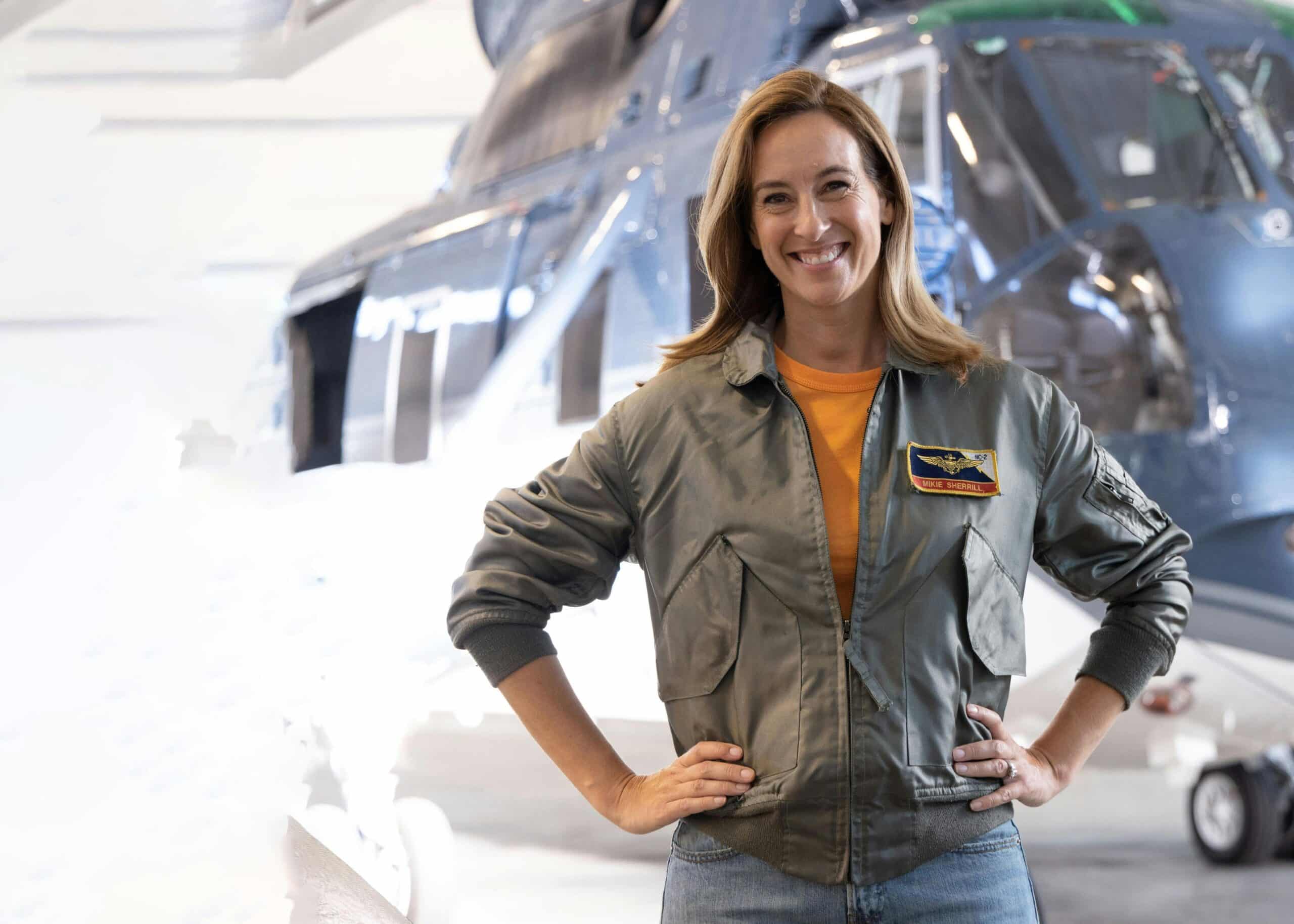 Sherrill con uniforme de piloto en entorno militar
