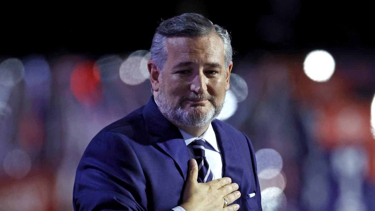 Tucker Carlson en evento con fondo desenfocado