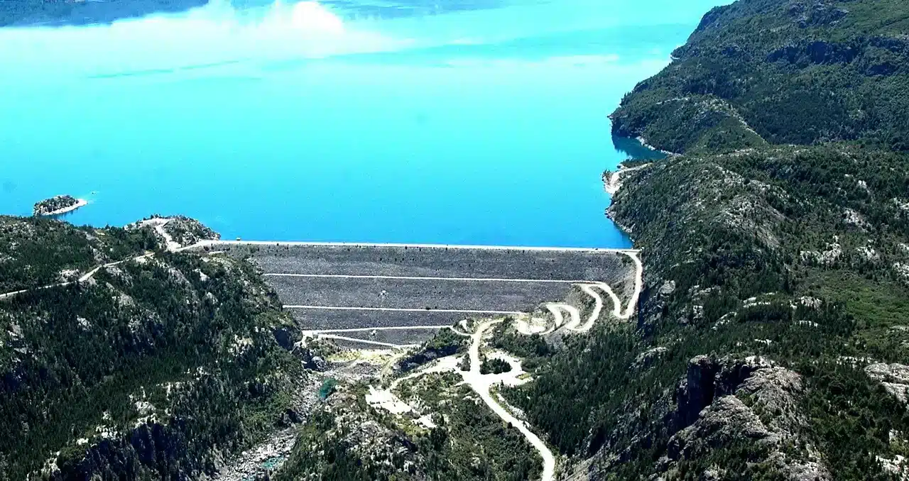 Funcionario hablando en evento sobre obras p&uacute;blicas