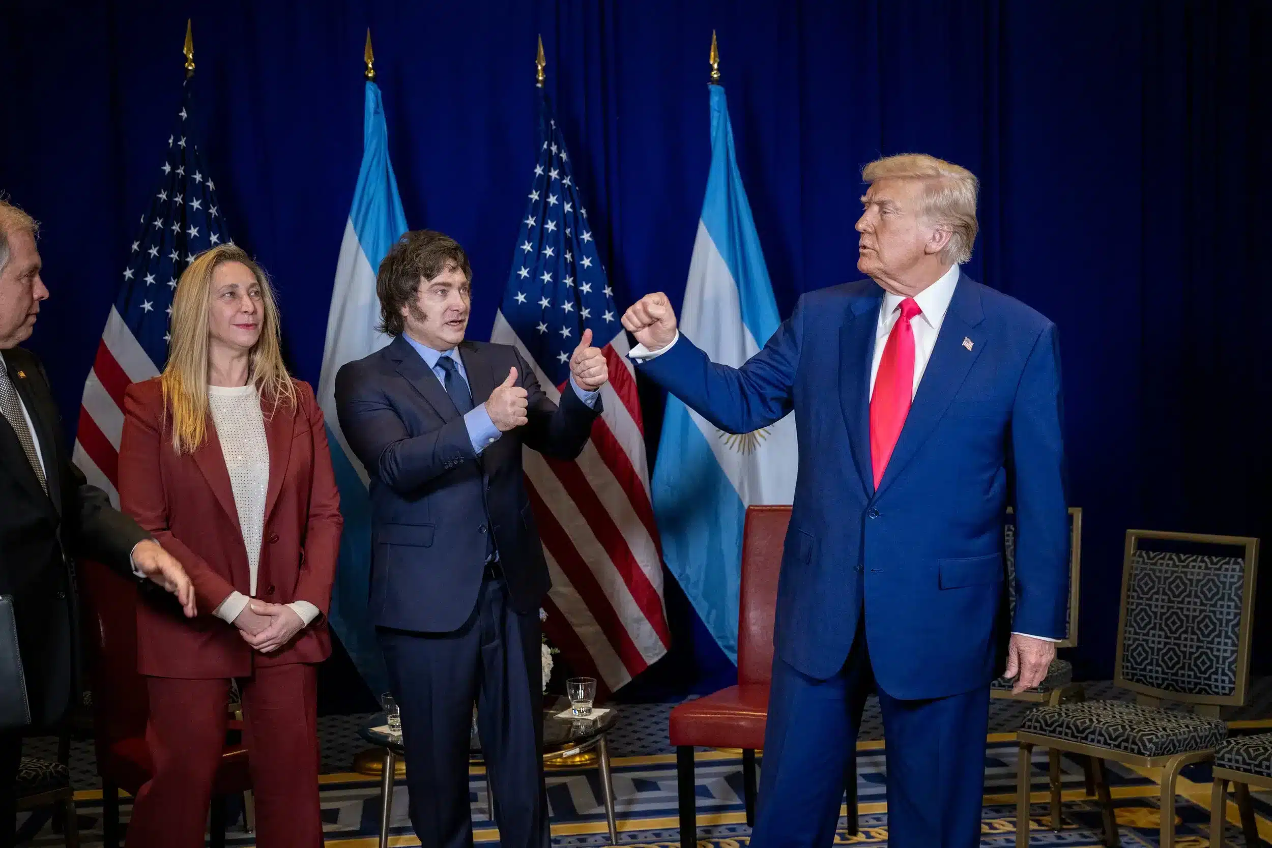 Javier Milei interactuando con Donald Trump en un evento formal