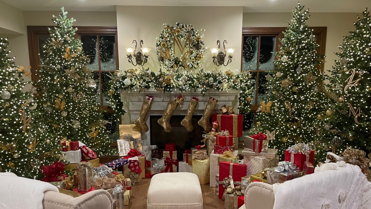 Decoraci&oacute;n navide&ntilde;a elegante con &aacute;rboles y chimenea