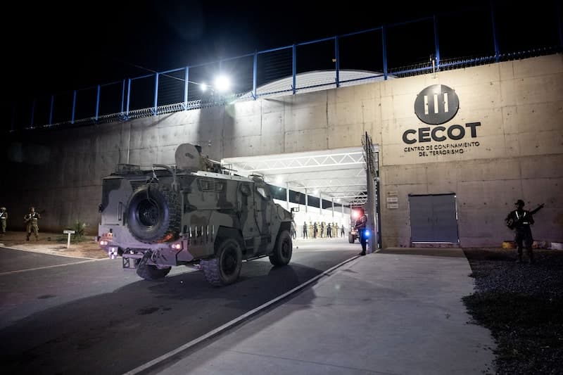 Veh&iacute;culo blindado ingresando al CECOT