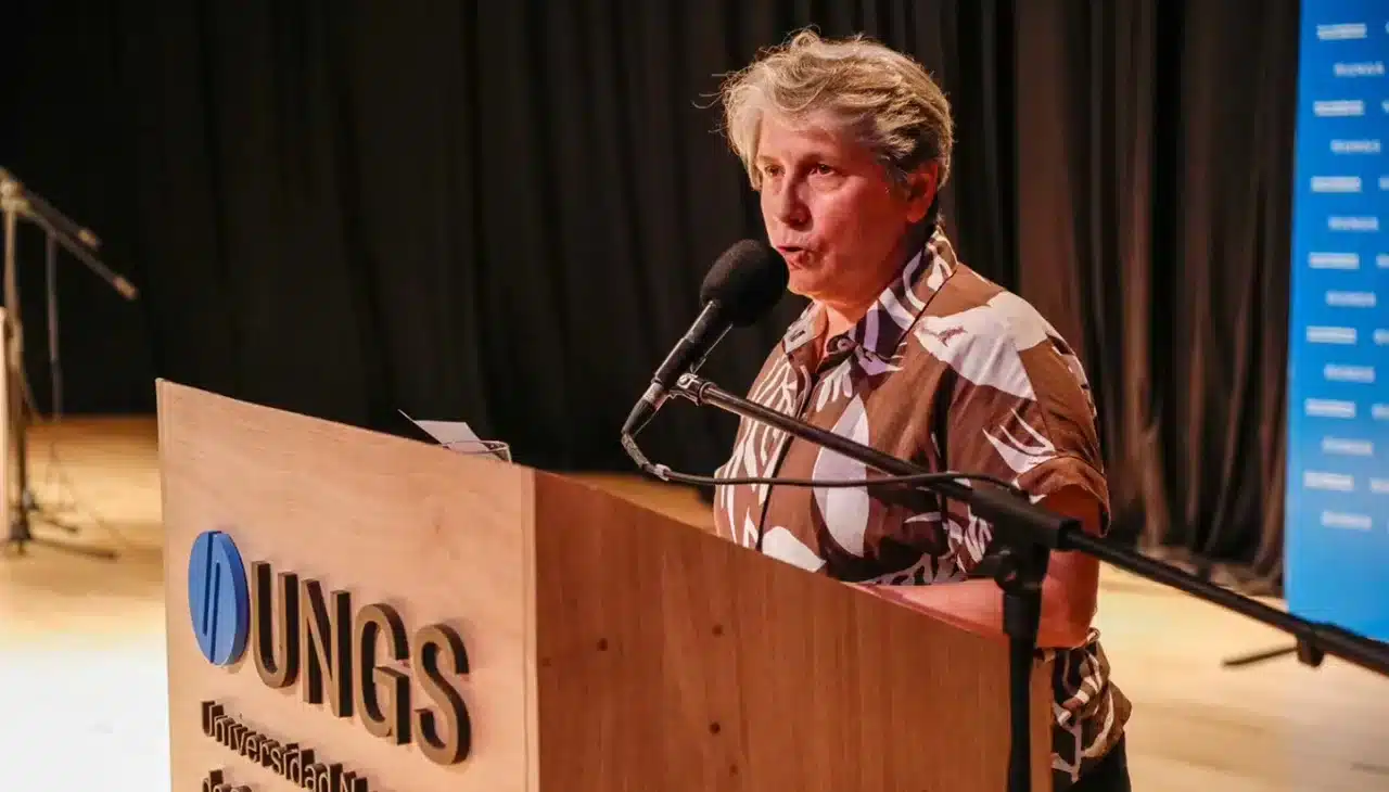 Flavia Terigi hablando en un evento en la UNGS