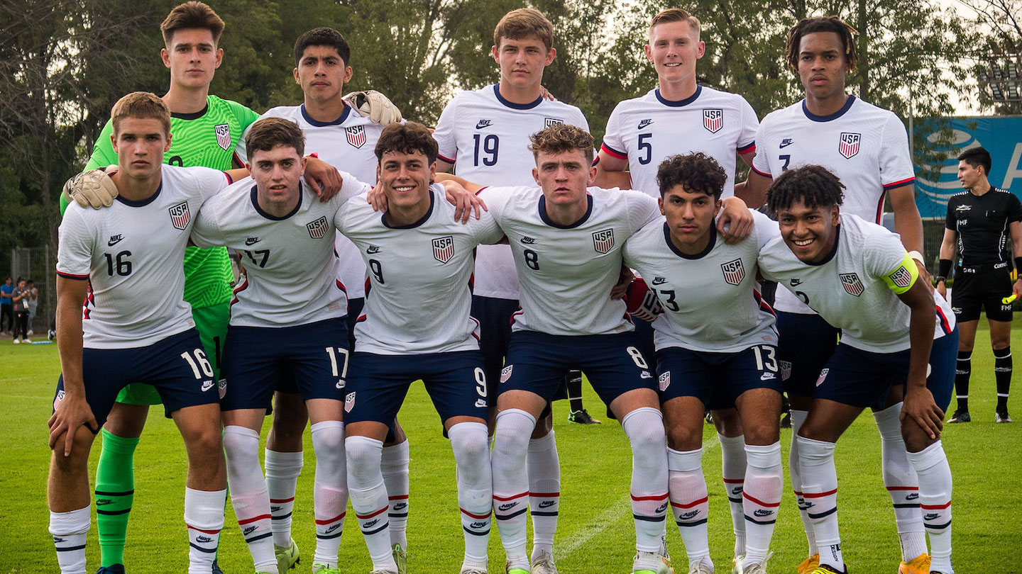 Grupo de j&oacute;venes futbolistas en entrenamiento
