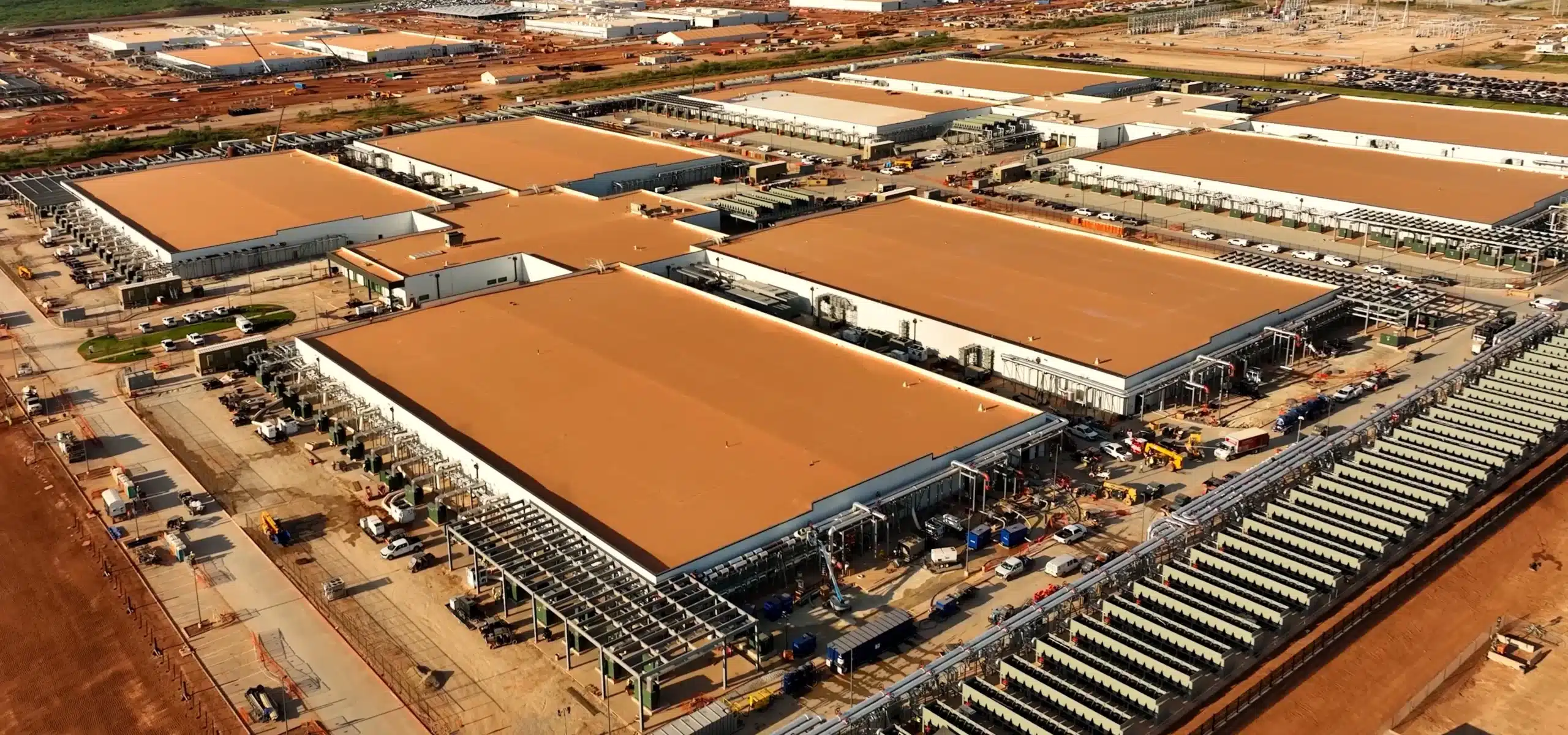 Complejo de centros de datos modernos con estructuras industriales