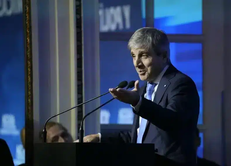 Luis Caputo hablando en un evento formal