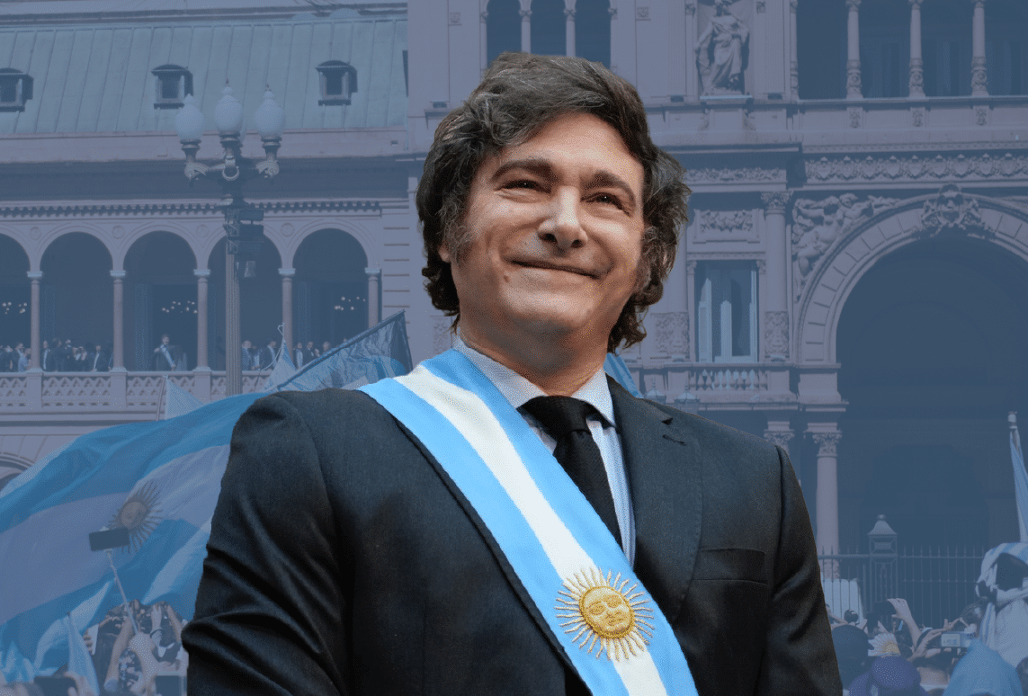 Evento oficial con funcionario y banderas argentinas