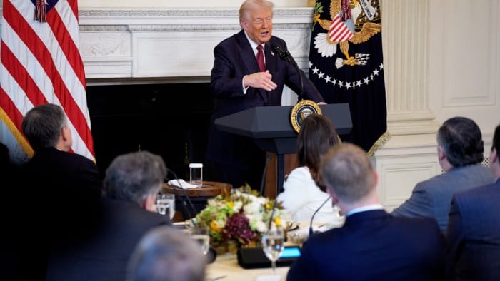 Trump hablando en un podio oficial