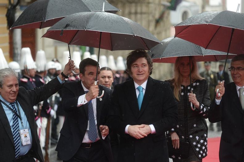 Javier Milei en evento protocolar en Bolivia bajo la lluvia