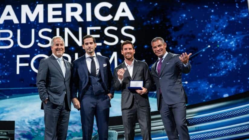 Lionel Messi y acompa&ntilde;antes en el escenario del America Business Forum