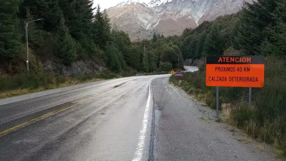 Ruta 40 con señal de advertencia sobre calzada deteriorada