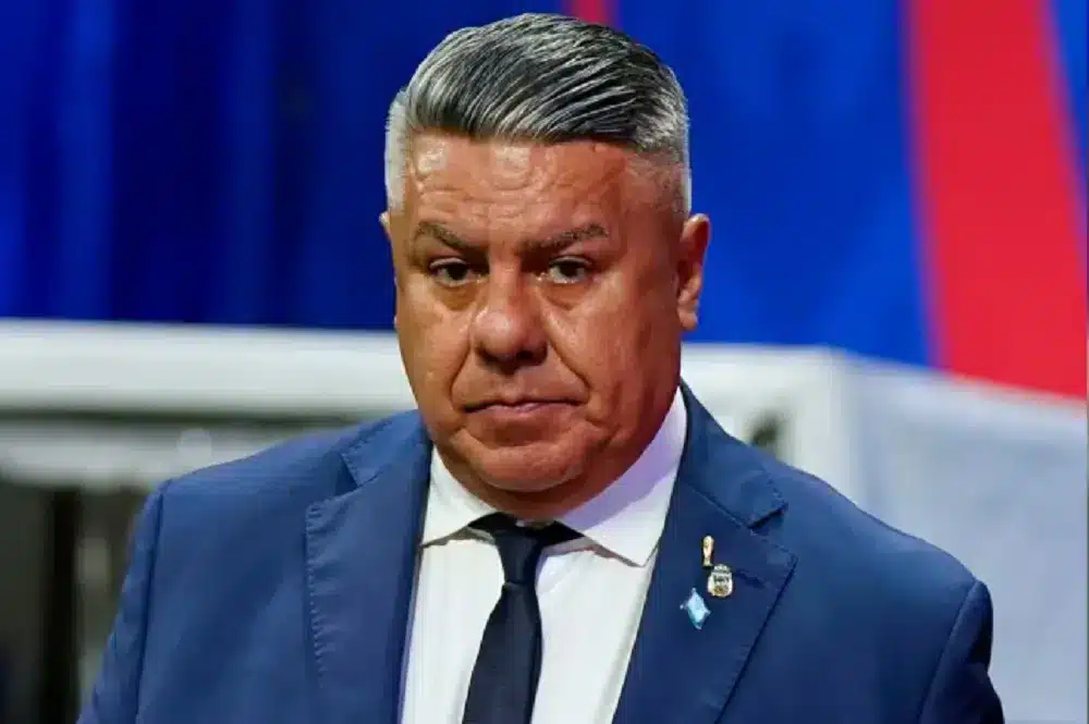 Hombre con traje en contexto formal relacionado con la denuncia