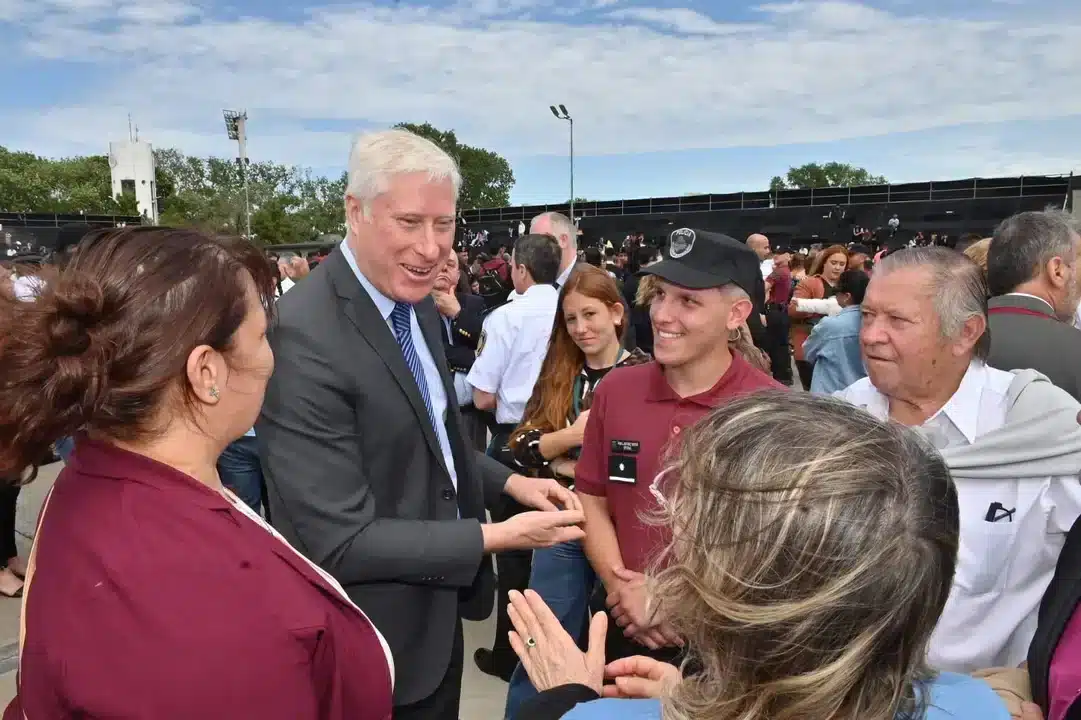 Reunión pública con figuras políticas en un ambiente distendido