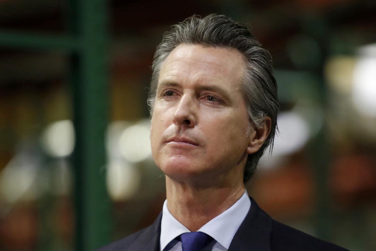 Gavin Newsom con traje oscuro en evento formal