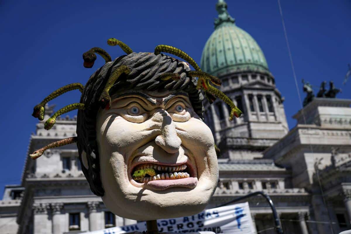 Escultura grotesca en protesta frente al Congreso argentino