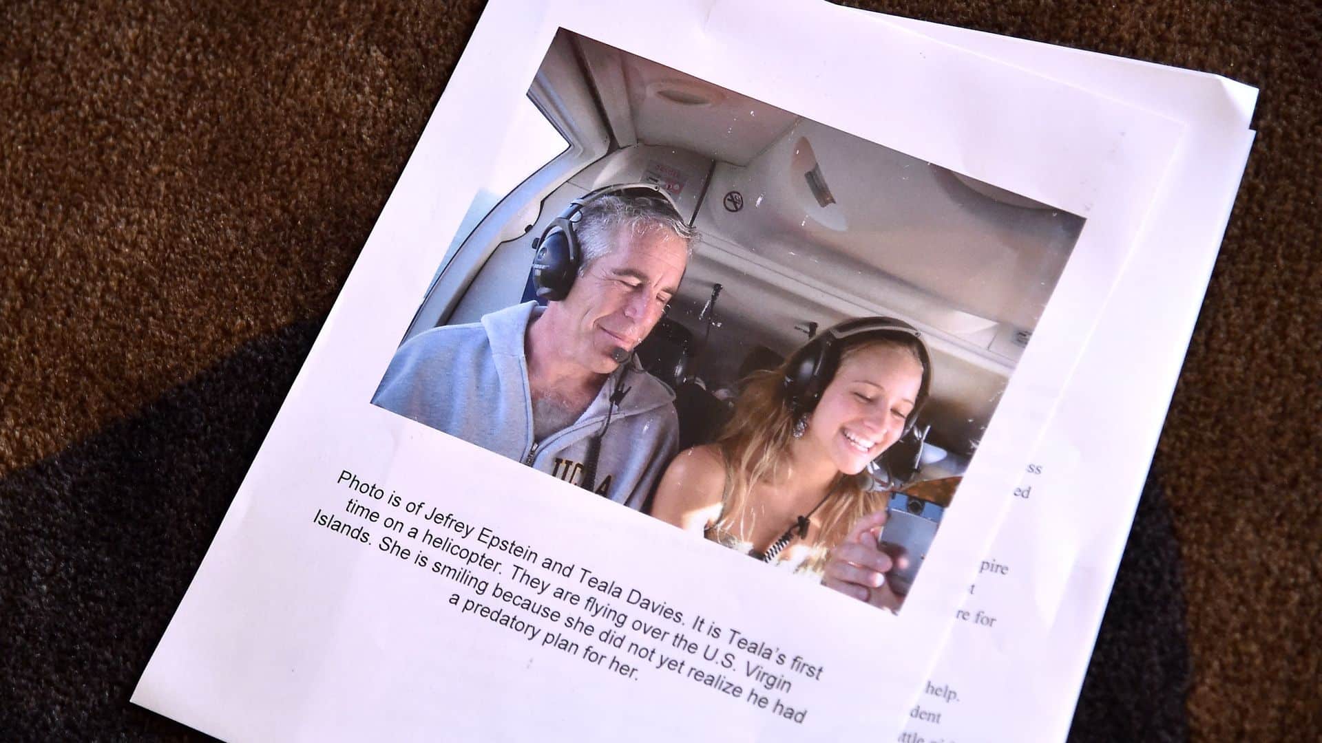 Jeffrey Epstein y una joven v&iacute;ctima sonriendo dentro de un helic&oacute;ptero