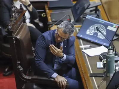 Entorno legislativo en la Cámara de Diputados con un hombre en actitud reflexiva