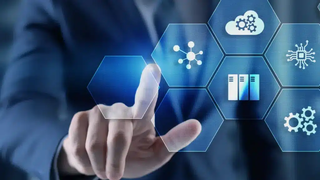 Persona interactuando con una pantalla holográfica que muestra íconos de tecnología, nube y circuitos, representando la adopción práctica de la IA.