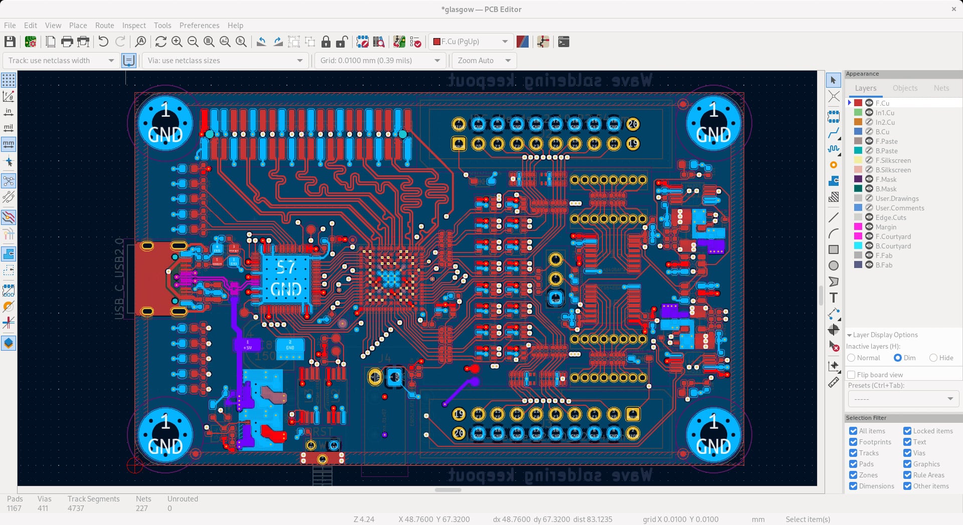Dise&ntilde;o detallado de un circuito impreso (PCB) con componentes electr&oacute;nicos, relevante para la automatizaci&oacute;n de dise&ntilde;o electr&oacute;nico (EDA)