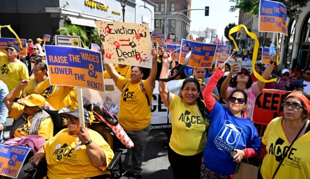 Manifestantes en Los Ángeles exigen viviendas asequibles y reducción de rentas