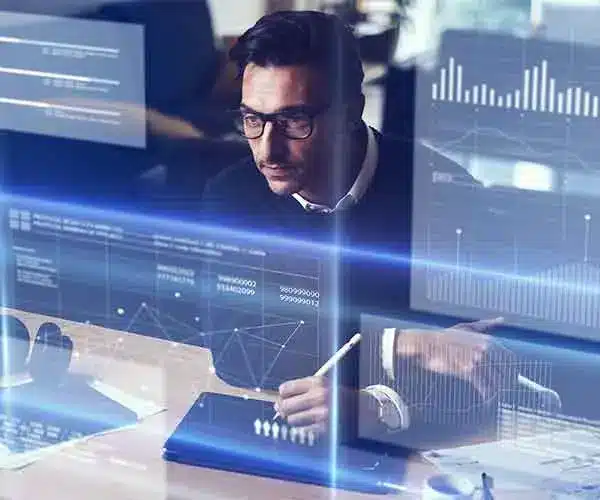 Profesional interactuando con datos anal&iacute;ticos en una tablet en un entorno de trabajo