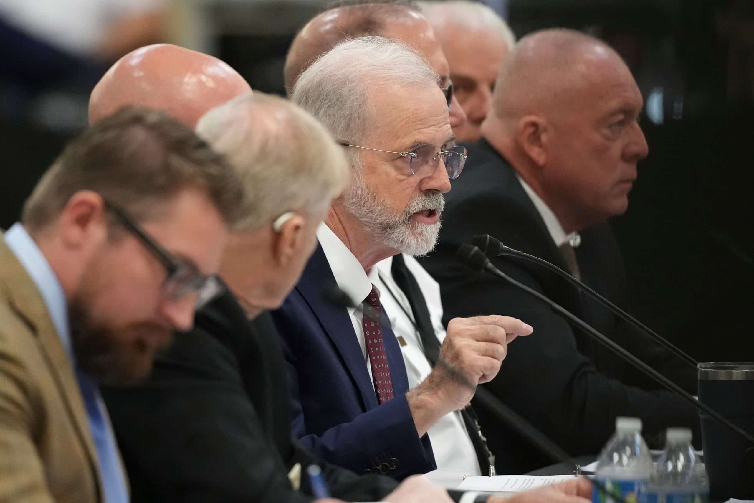 Legisladores en una audiencia o reuni&oacute;n formal discutiendo temas serios