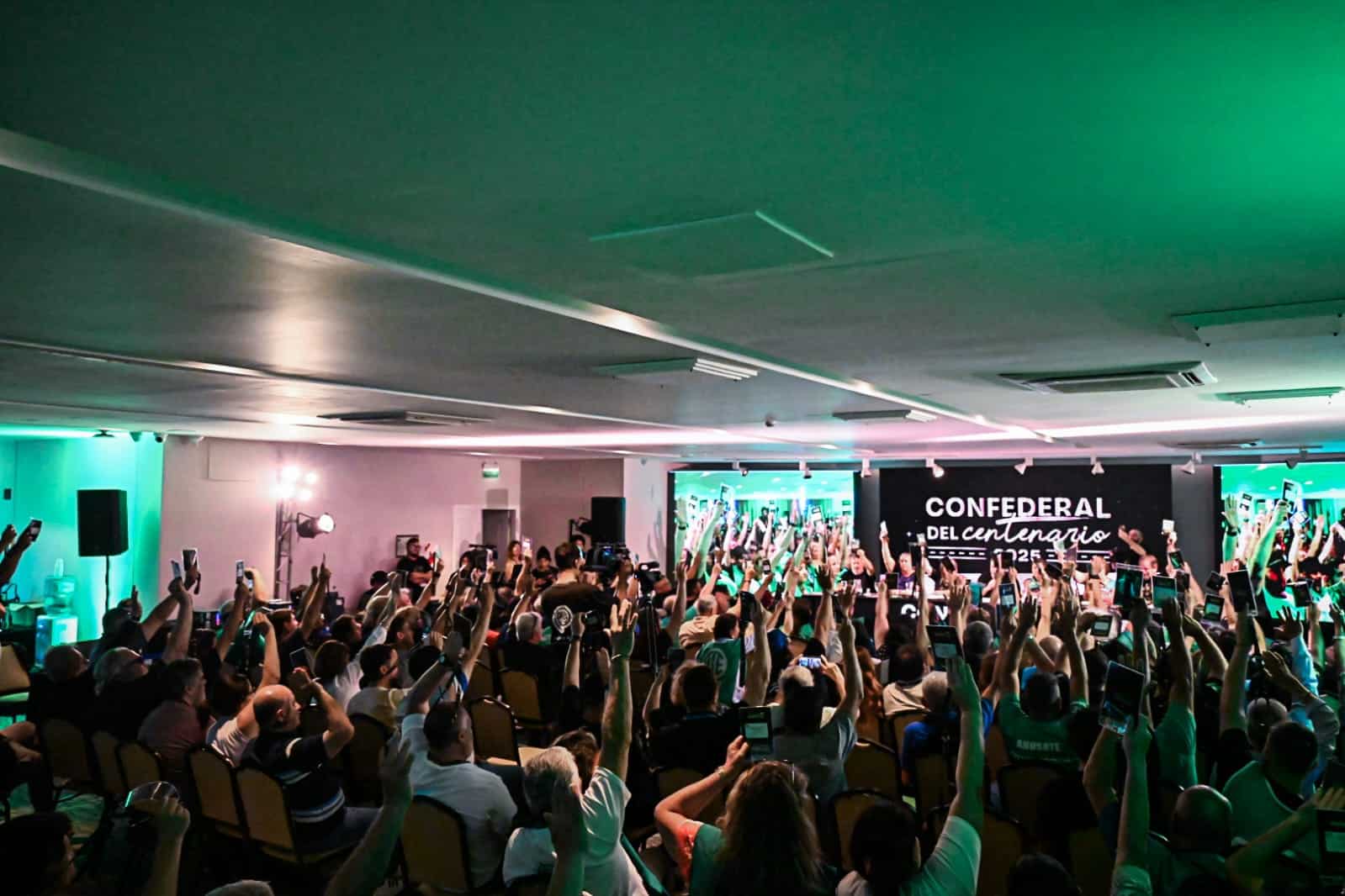 Evento de ATE con participantes votando o movilizándose