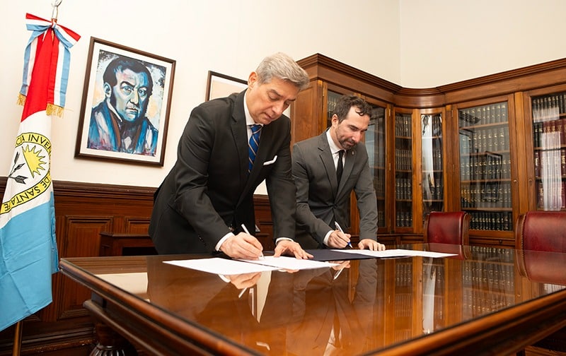 Jonathan Karszenbaum y Horacio Rosatti firmando el acuerdo de investigación