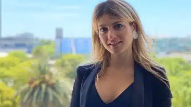 Daiana Fern&aacute;ndez Molero en un entorno urbano formal