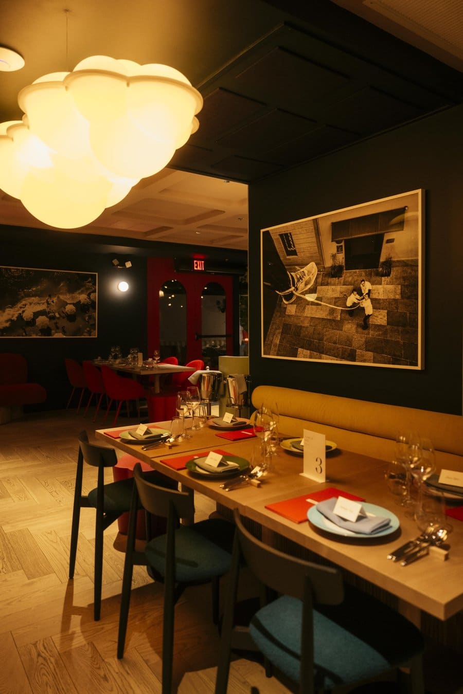 Interior moderno y acogedor del restaurante Torno Subito en Miami, con mesa dispuesta, sillas rojas y decoraci&oacute;n contempor&aacute;nea