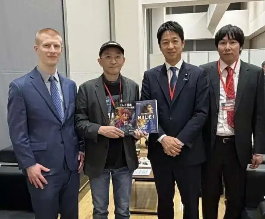 Reuni&oacute;n formal donde se muestran los libros de Javier Milei