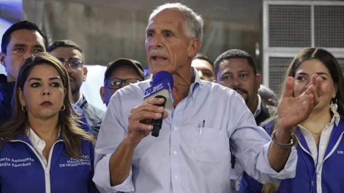 Asfura hablando ante partidarios en un mitin político