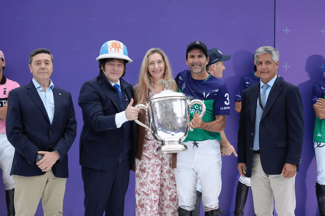 Celebraci&oacute;n con el trofeo tras la final del 132&deg; Abierto Argentino de Polo