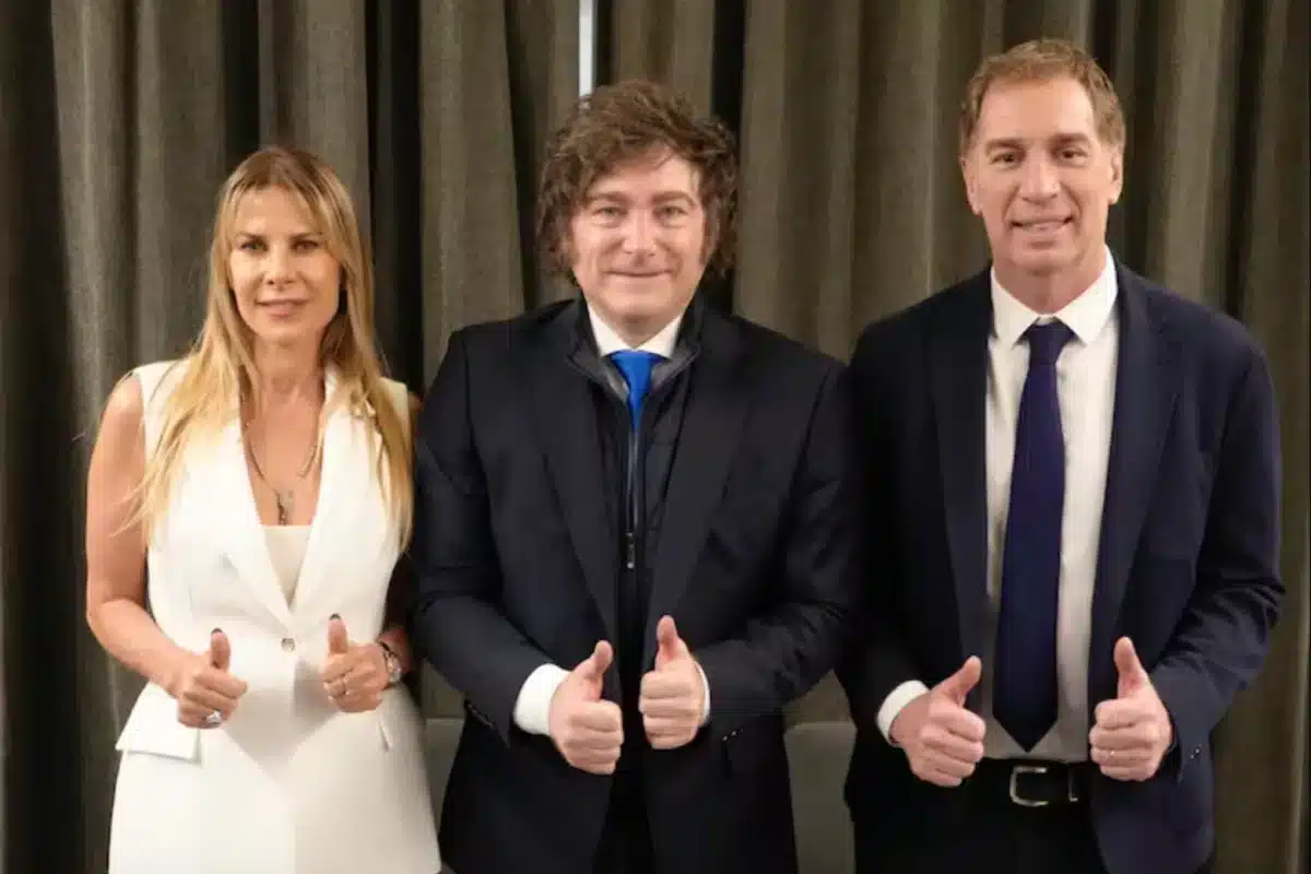 Reunión política en ambiente interior con personas mostrando aprobación