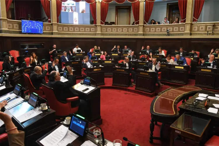 Sesión en la Legislatura bonaerense con senadores levantando las manos para votar