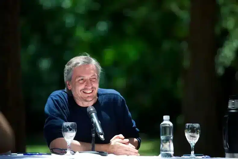 M&aacute;ximo Kirchner, diputado nacional, hablando en un evento p&uacute;blico