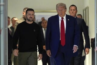 Trump y Zelenskyy caminando juntos en un interior de Nueva York