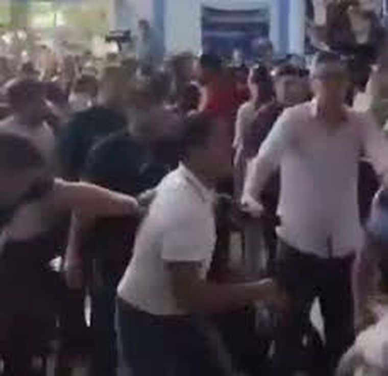 Escena de pelea y empujones dentro del recinto del Concejo Deliberante de Jos&eacute; C. Paz