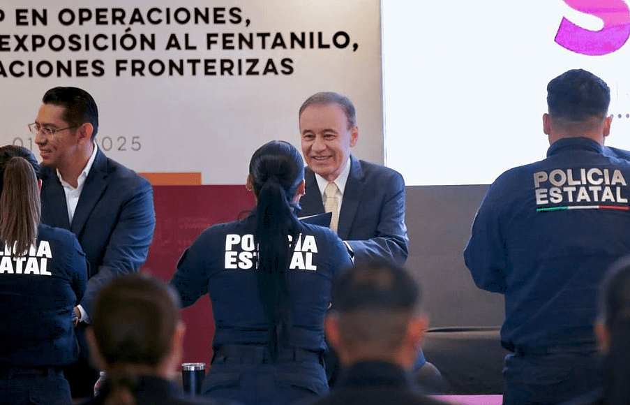 Evento formal con funcionarios y agentes de policía estatal