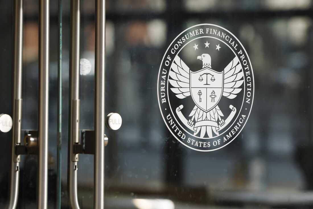 Logotipo del CFPB en una puerta de vidrio