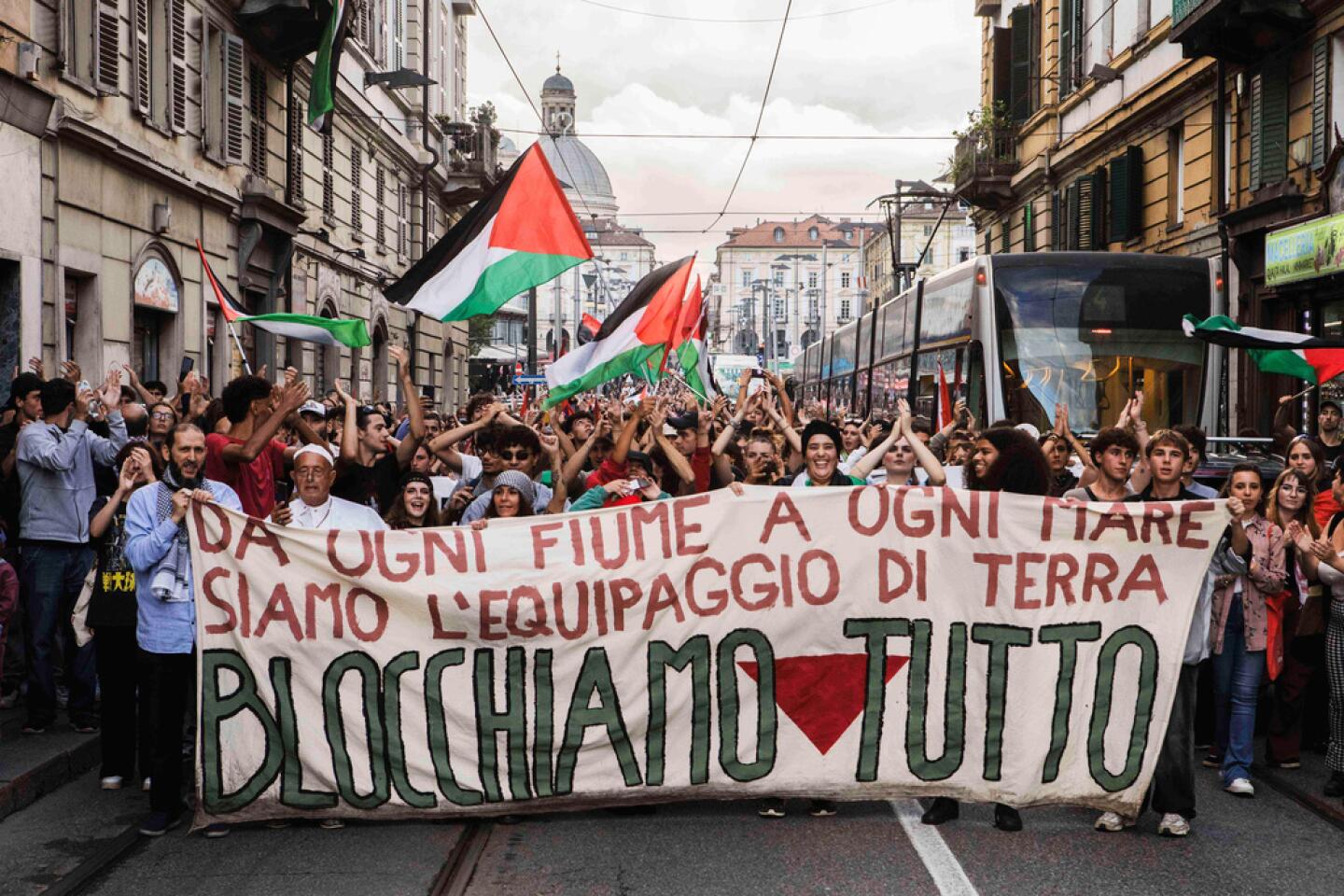 Manifestaci&oacute;n en Italia con banderas palestinas