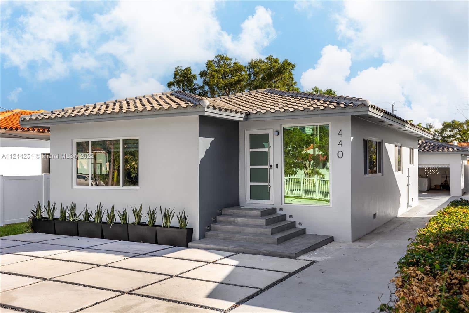 Casa en venta en Miami con diseño contemporáneo y techo de tejas