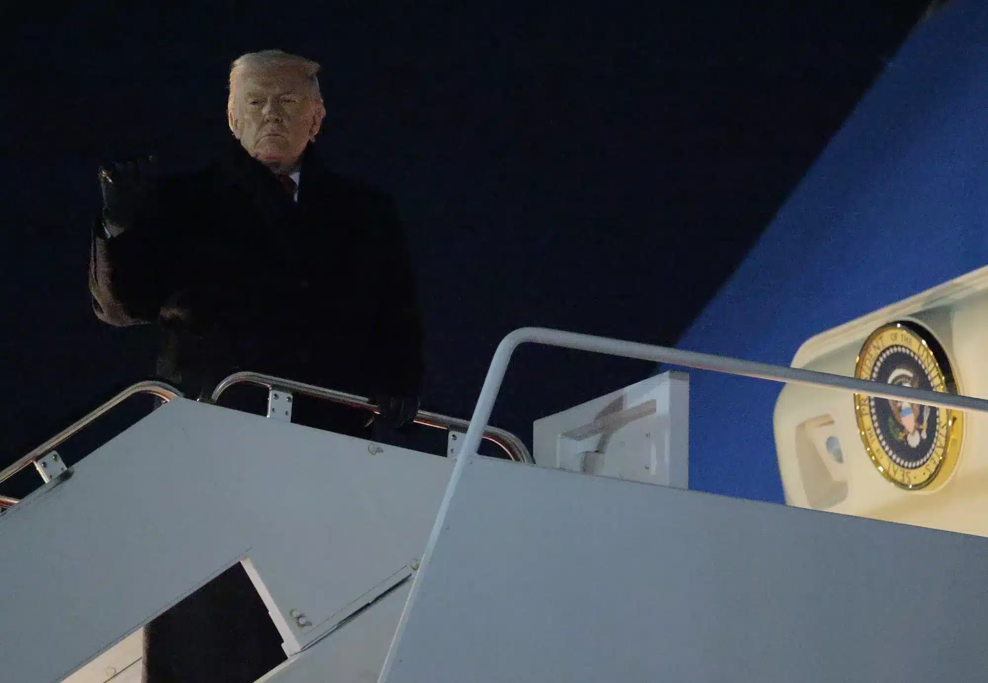 Persona en la escalerilla del avi&oacute;n presidencial por la noche